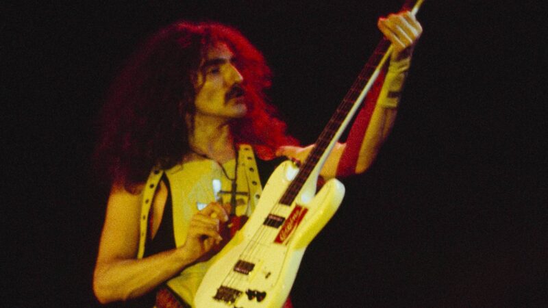 Baixista do Black Sabbath teria apontado faca para Malcolm Young durante turnê europeia de 1977
