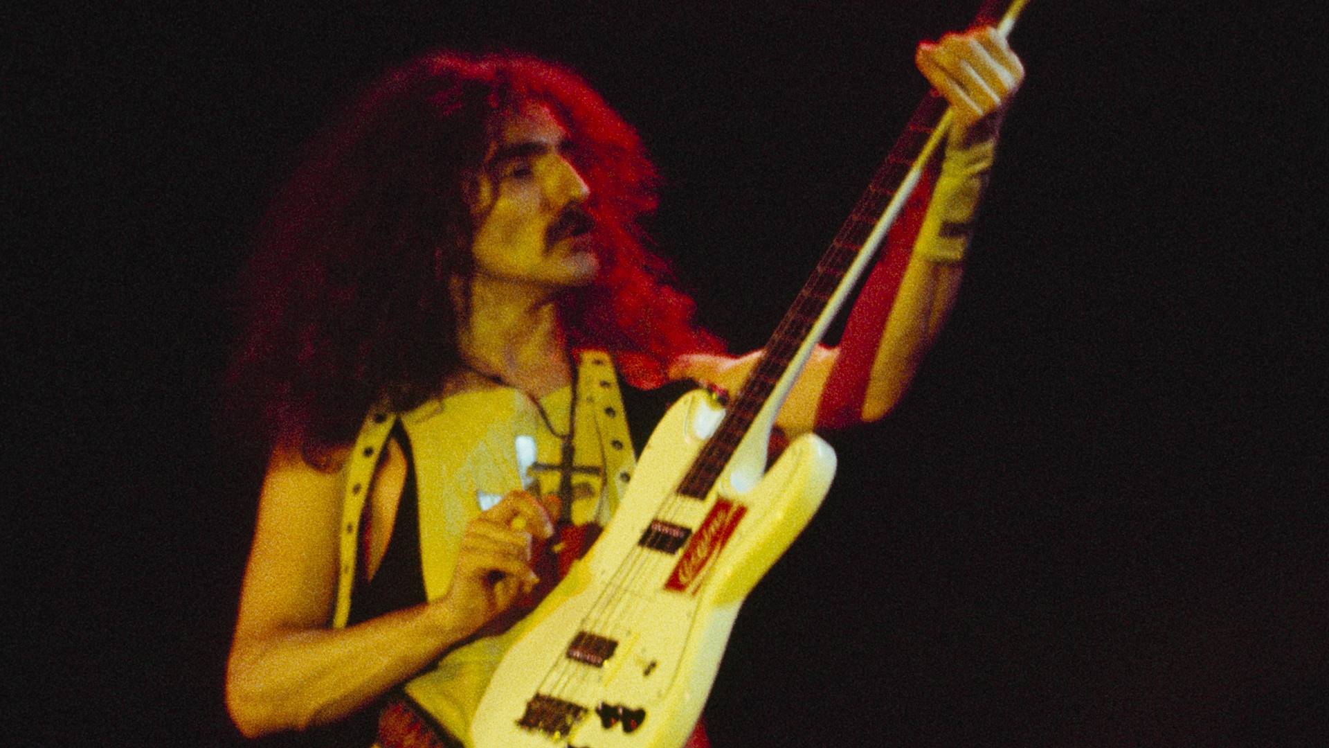 Baixista do Black Sabbath teria apontado faca para Malcolm Young durante turnê europeia de 1977