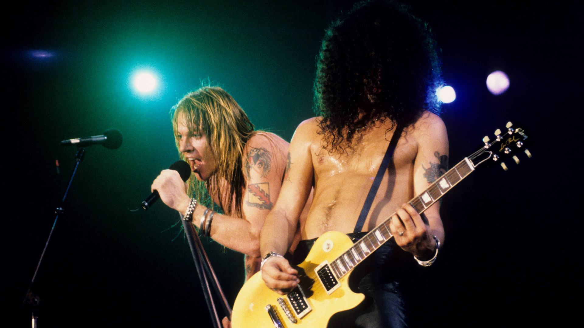 Slash diz que reconexão com Axl Rose e retorno ao Guns N’ Roses “aconteceu do nada”