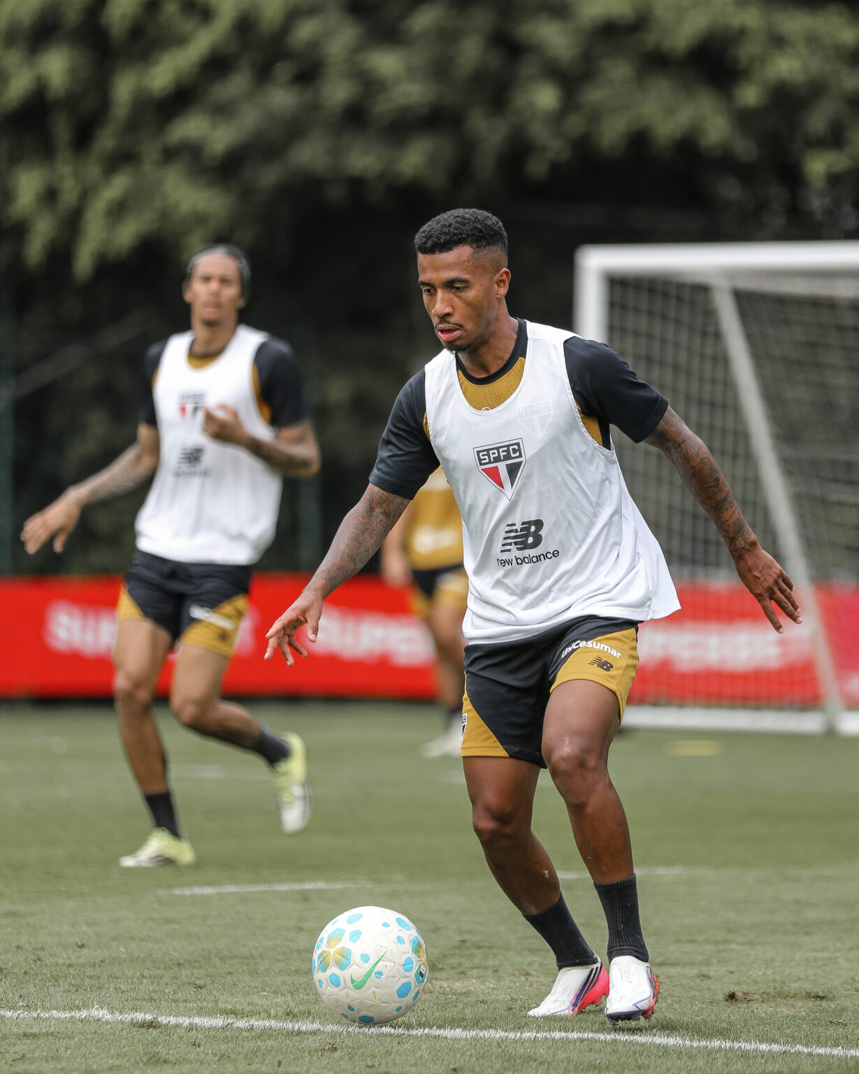 São Paulo realiza treino tático no SuperCT e se prepara para enfrentar o Grêmio; lateral Nicolas se envolve em acidente fatal