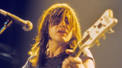 Baixista do Black Sabbath teria apontado faca para Malcolm Young durante turnê europeia de 1977
