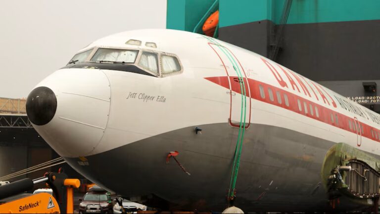 Boeing 707 de John Travolta é desmontado por 60 dias, cruza 16 mil km de navio e chega a museu na Austrália