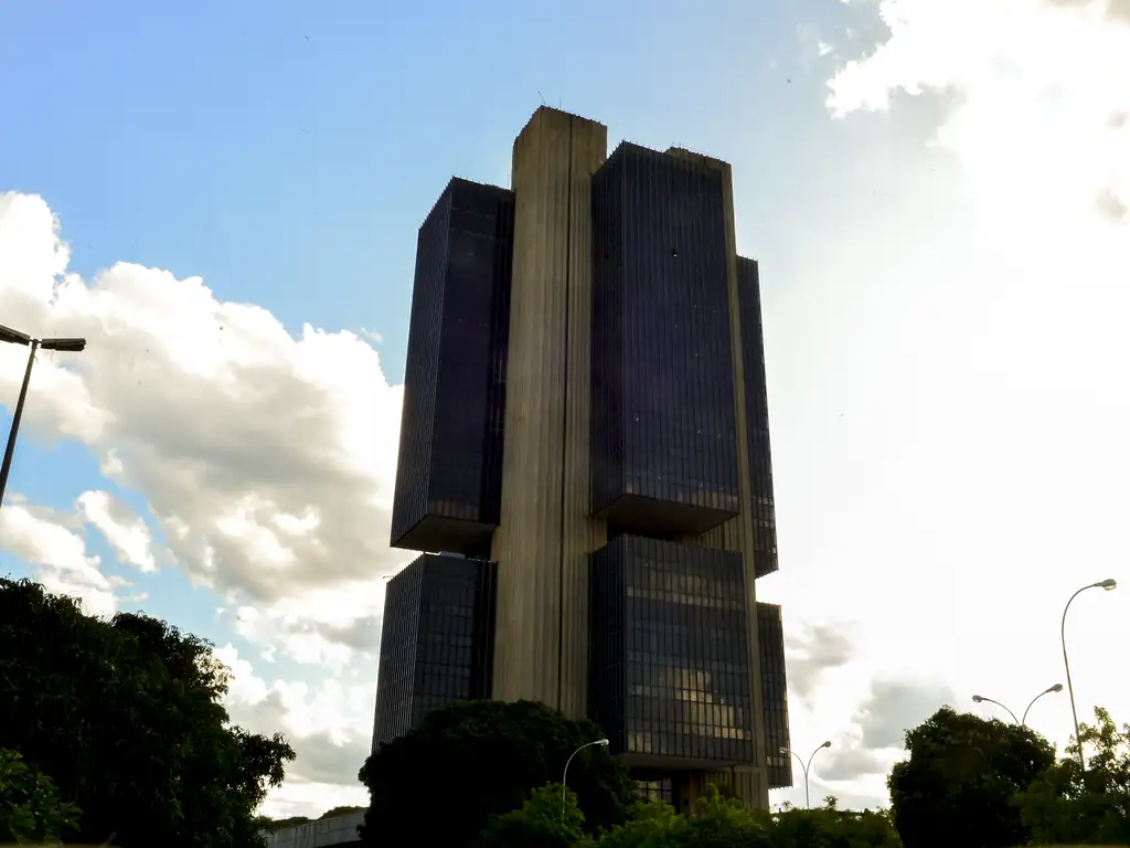 Copom reduz Selic para 14% e aponta desaceleração da inflação, mas mantém alerta sobre riscos