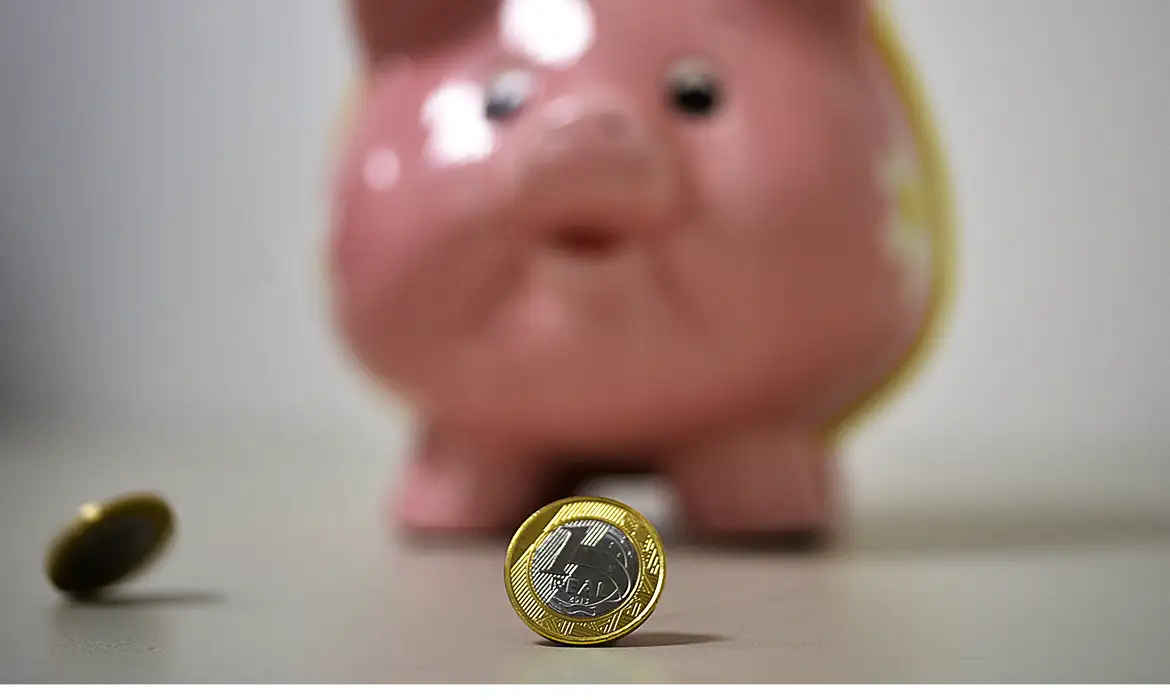 Retiradas da poupança superaram depósitos em R$ 7,15 bilhões em julho