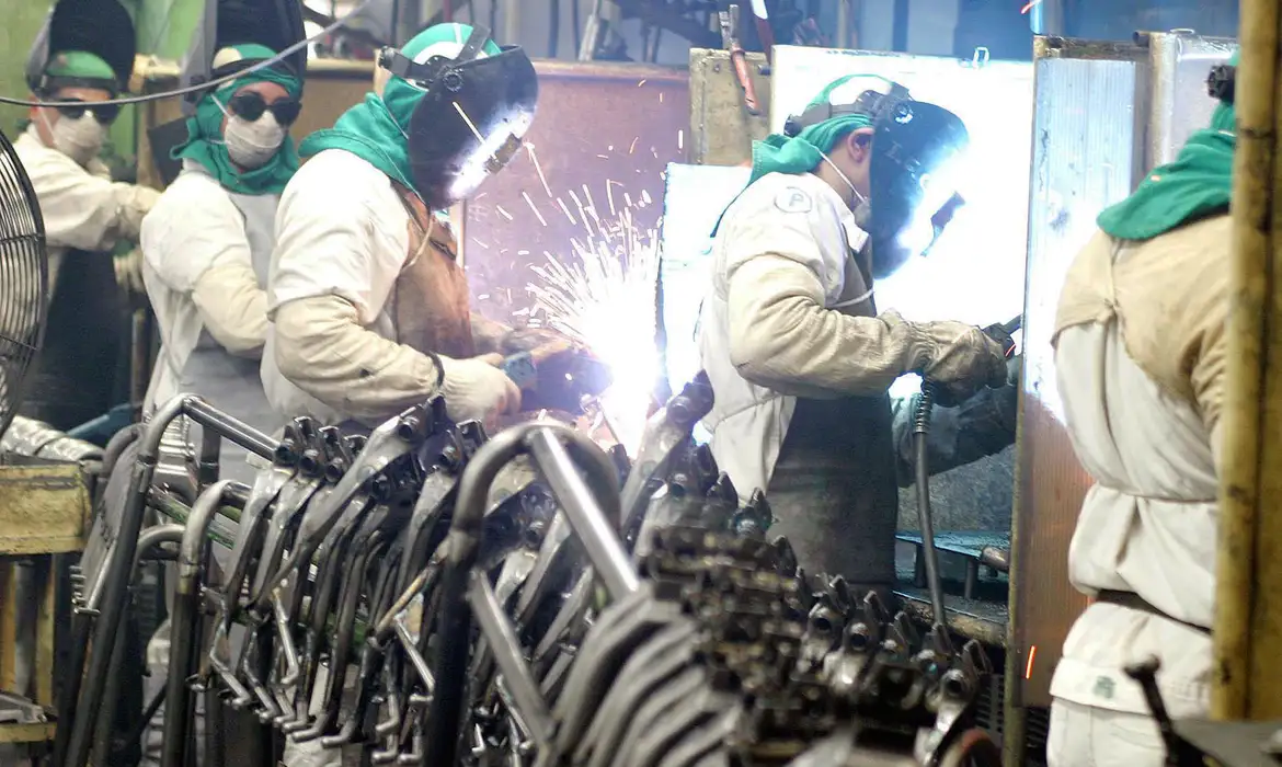 24/07/2026 — Juros elevados levam 39% das indústrias a prever aumento do endividamento, aponta CNI