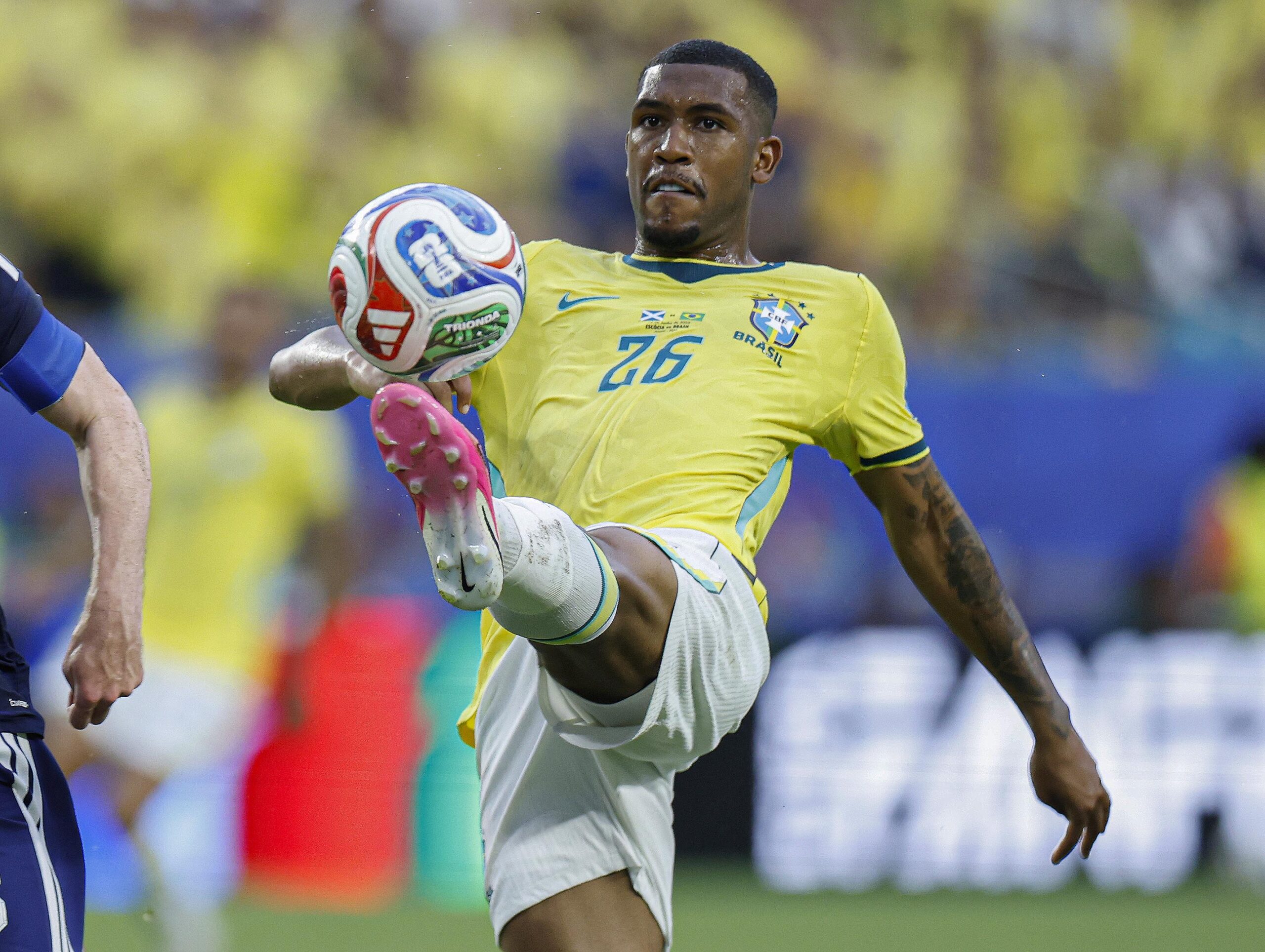 Al-Hilal prepara oferta por Rayan para repor saída de Malcom