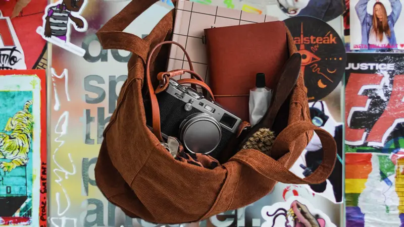 Geração Z adota “bolsas analógicas” como alternativa ao excesso de telas
