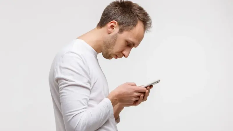Celular altera postura, visão e força das mãos, dizem especialistas