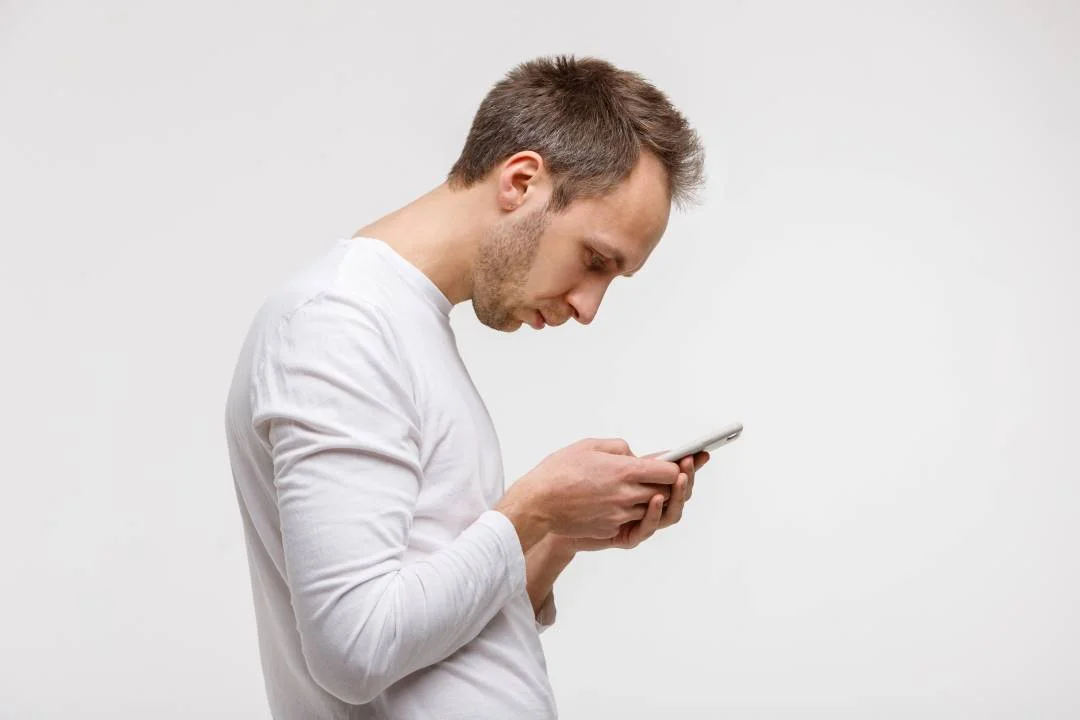 Celular altera postura, visão e força das mãos, dizem especialistas