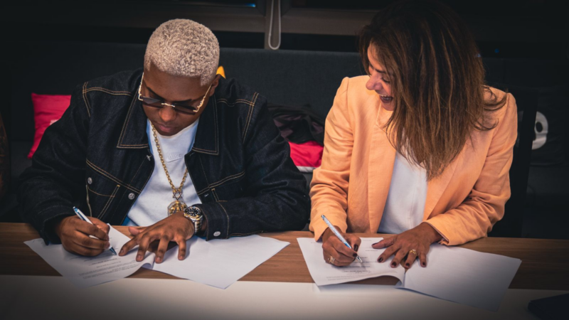 MC Jvila assina com a Warner Music Brasil e lança primeiro álbum em parceria com a GR6