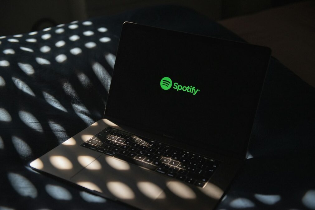 Spotify projeta lucro recorde e aposta em IA para dominar o streaming em 2027